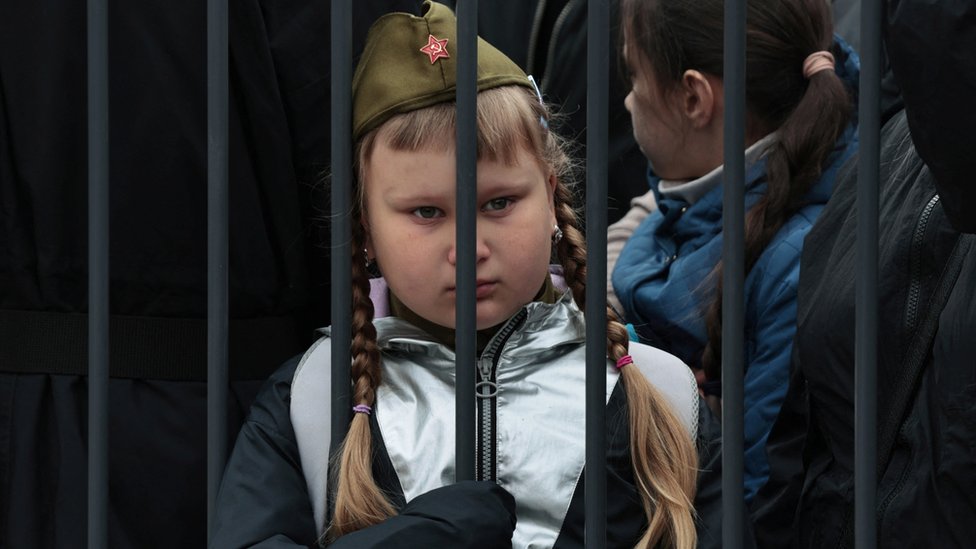 Devojica gleda paradu u Vladivostoku/Reuters/Tatiana Meel